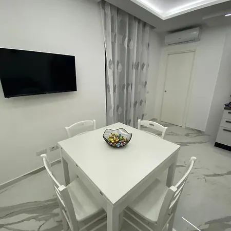 White House نابولي