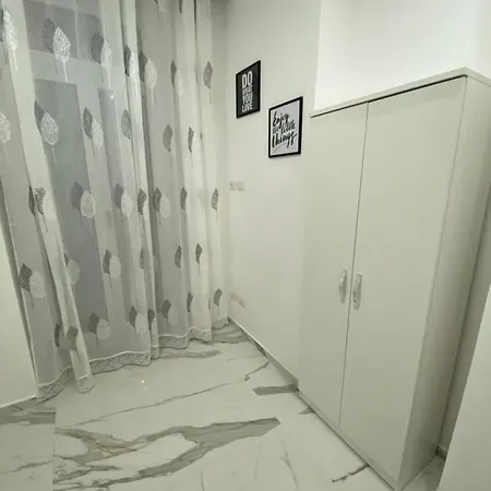 White House * نابولي